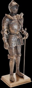 Tung og detaljeret ridderstatue med ægte middelalderlook fra Veronese